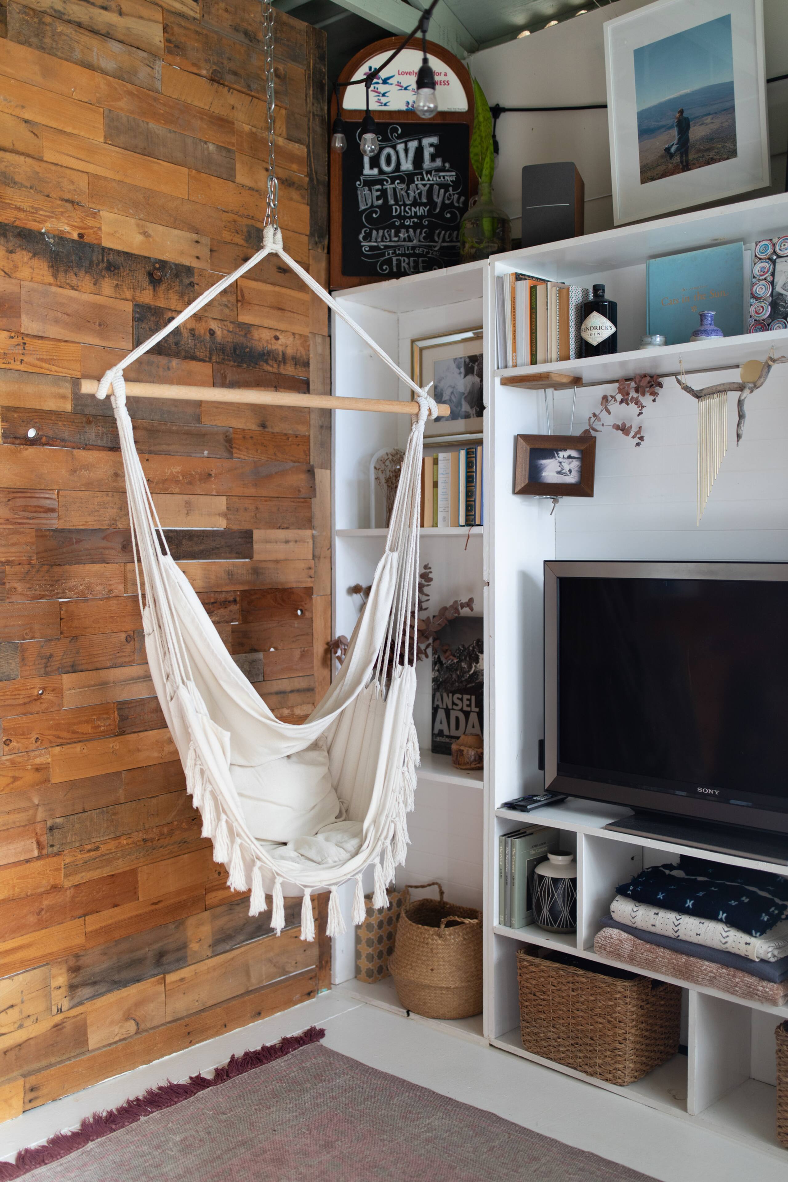 Quiet Kona Retreat • Light-filled, Curated Space - Image 6