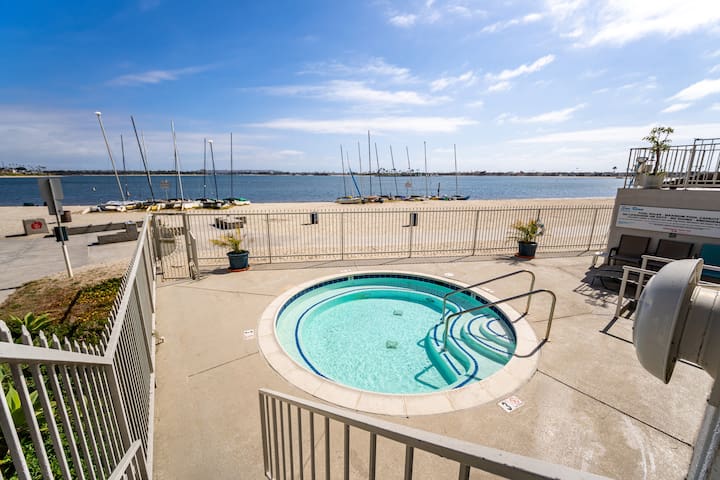 Beachfront Pet-Friendly Palace w/AC | Walk to Sand