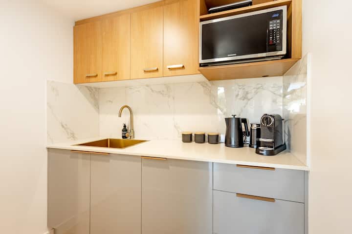 Stylish Esplanade Retreat For Couples/ Work Trips - Cairns
