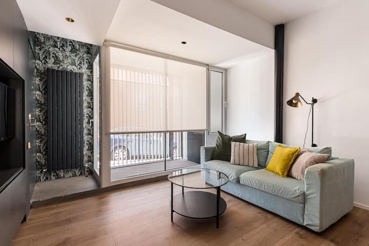 V obývačke je stôl pre štyri osoby na jedenie. 