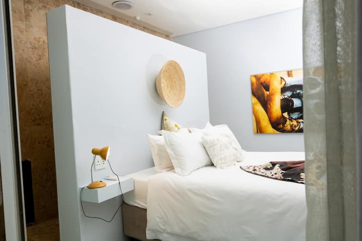 Отпуснете се в спокойно и луксозно място за престой в сърцето на Виндхук, Намибия, в апартамент Village Suite 3 с 2 спални и 2 бани, идеален за семейство или почивка с приятели. 