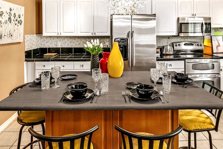 Upgraded Condo Downtown/Convention Center gallery image 4