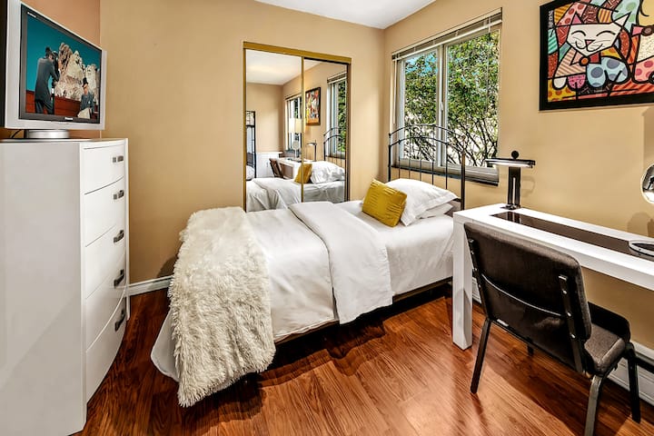 U drugoj spavaćoj sobi mogu spavati četiri osobe, a tu je i prijenosno računalo/stolić za umivaonik.  Uživajte u poznatom umjetničkom otisku, bilo da ste mladi u srcu ili obični mladi.  
       PS:  Pogodite što je na TV-u.  Ako ste gost s potvrđenom rezervacijom i u pravu ste, dobit ćete darovnu karticu Starbucks u vrijednosti od 25 $.