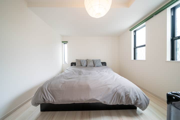 1 bračni krevet (1,4x2) 
1 dječji krevetić