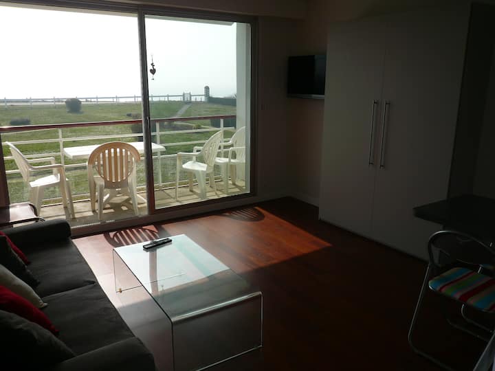 Ორადგილიანი საწოლი ჰგავს გაშლილ კარადას, რომელიც 140 სმ-იან დიდ საწოლს ქმნის.