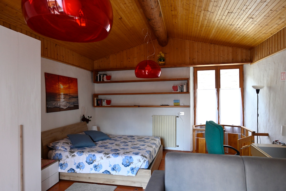 Habitación de arriba, completamente en el ático, con una cama doble y un sofá que, si es necesario, se puede abrir, lo que le permite tener dos camas adicionales.