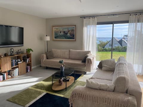 Top performing Airbnb: 3-star house with sea view and direct access to the beach in Plougonvelin