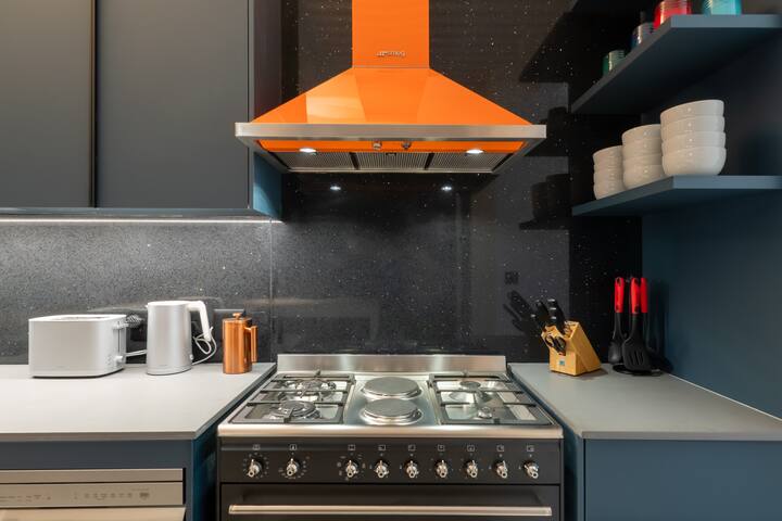 Opulent 3-Bedroom Luxury for 6 in City Center gallery image 3