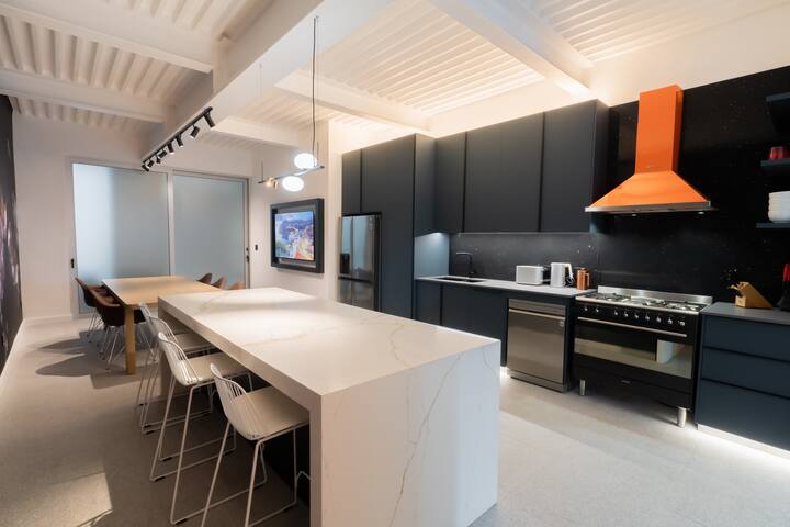 Opulent 3-Bedroom Luxury for 6 in City Center gallery image 4