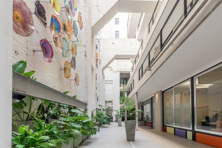 Opulent 3-Bedroom Luxury for 6 in City Center gallery image 5