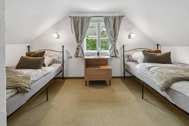 Spavaća soba na 2. katu s dvije spavaće sobe 
Jednostruki kreveti (100x200)