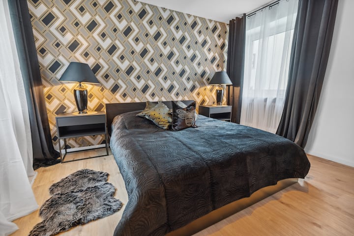 Spavaća soba na 1. katu s velikim bračnim krevetom