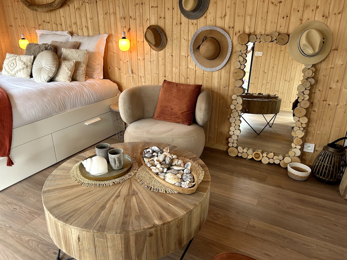 Anuncio de Airbnb popular: The Shell, the key to the Peacocks en Luc Sur Mer