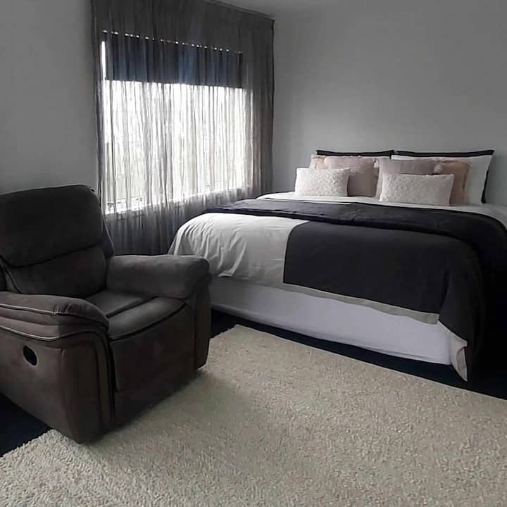 Მთავარი საძინებელი. დიდი ზომის საწოლი საწოლით