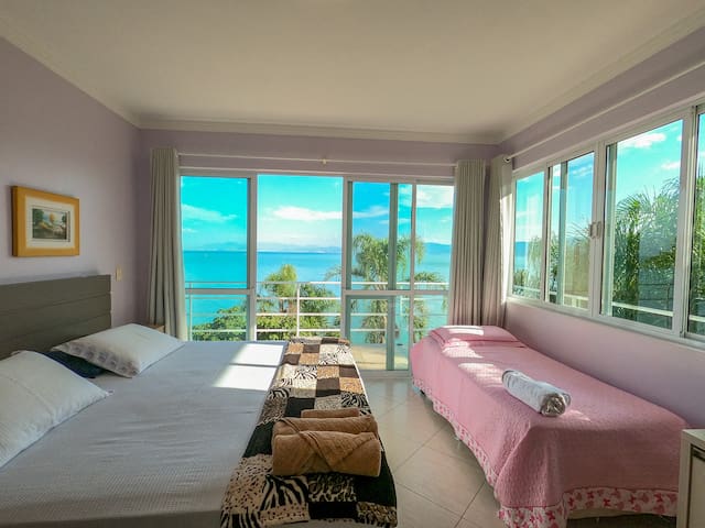 Entire home with 5 bedrooms in Governador Celso Ramos - Charme, beira-mar, privacidade e exclusividade.