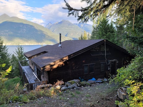 Waterfront cedar log home 4 acre