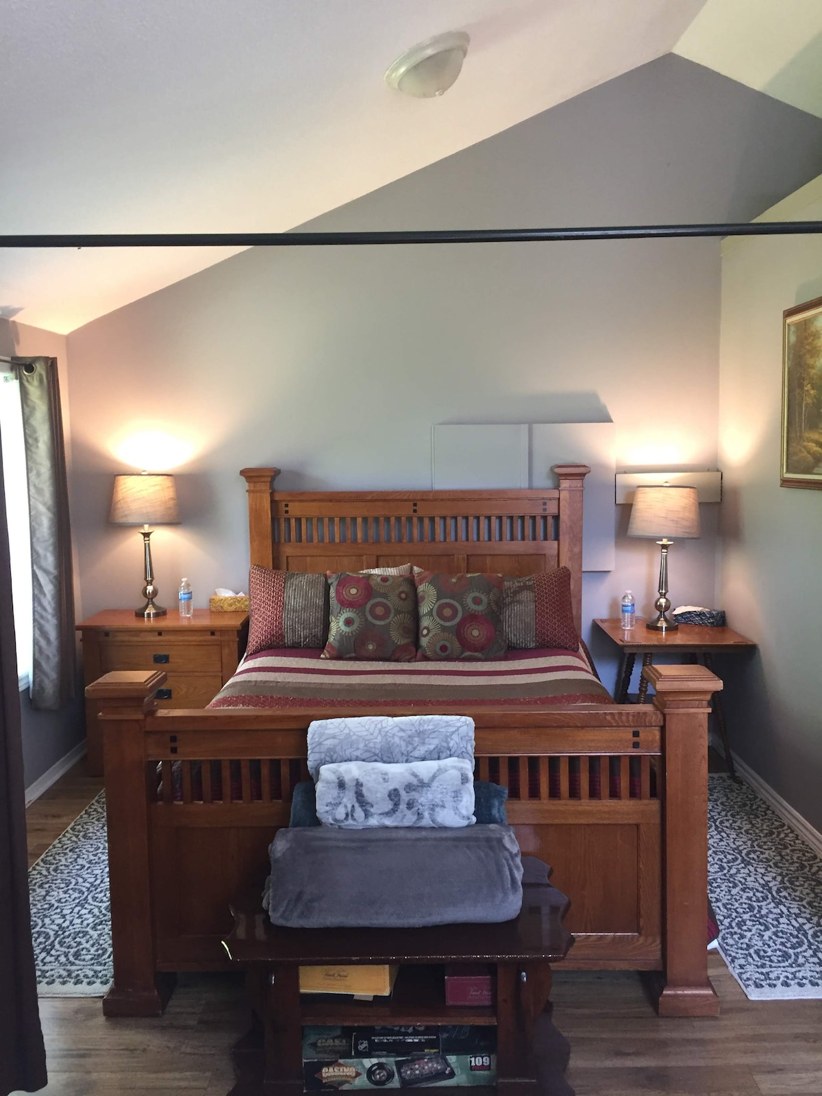 Kitanda cha ukubwa wa malkia kilicho na pazia la faragha