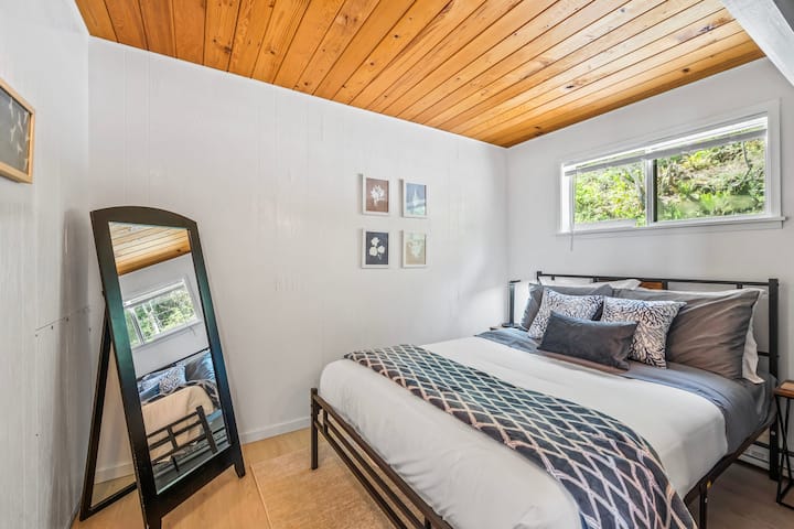 Primarna spavaća soba s bračnim krevetom i komodom.