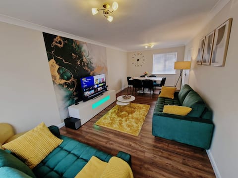 Superb 3 bedroom Home, Northampton - Free Parking