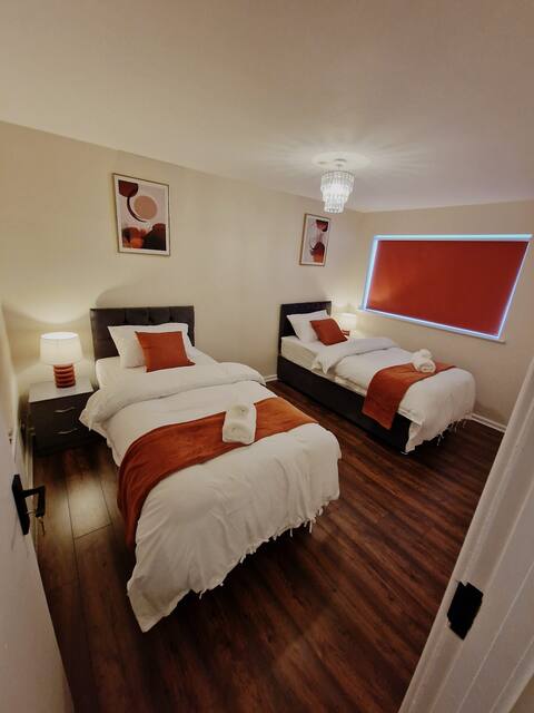 Fabolous 2 bedroom Home Northampton - Free parking