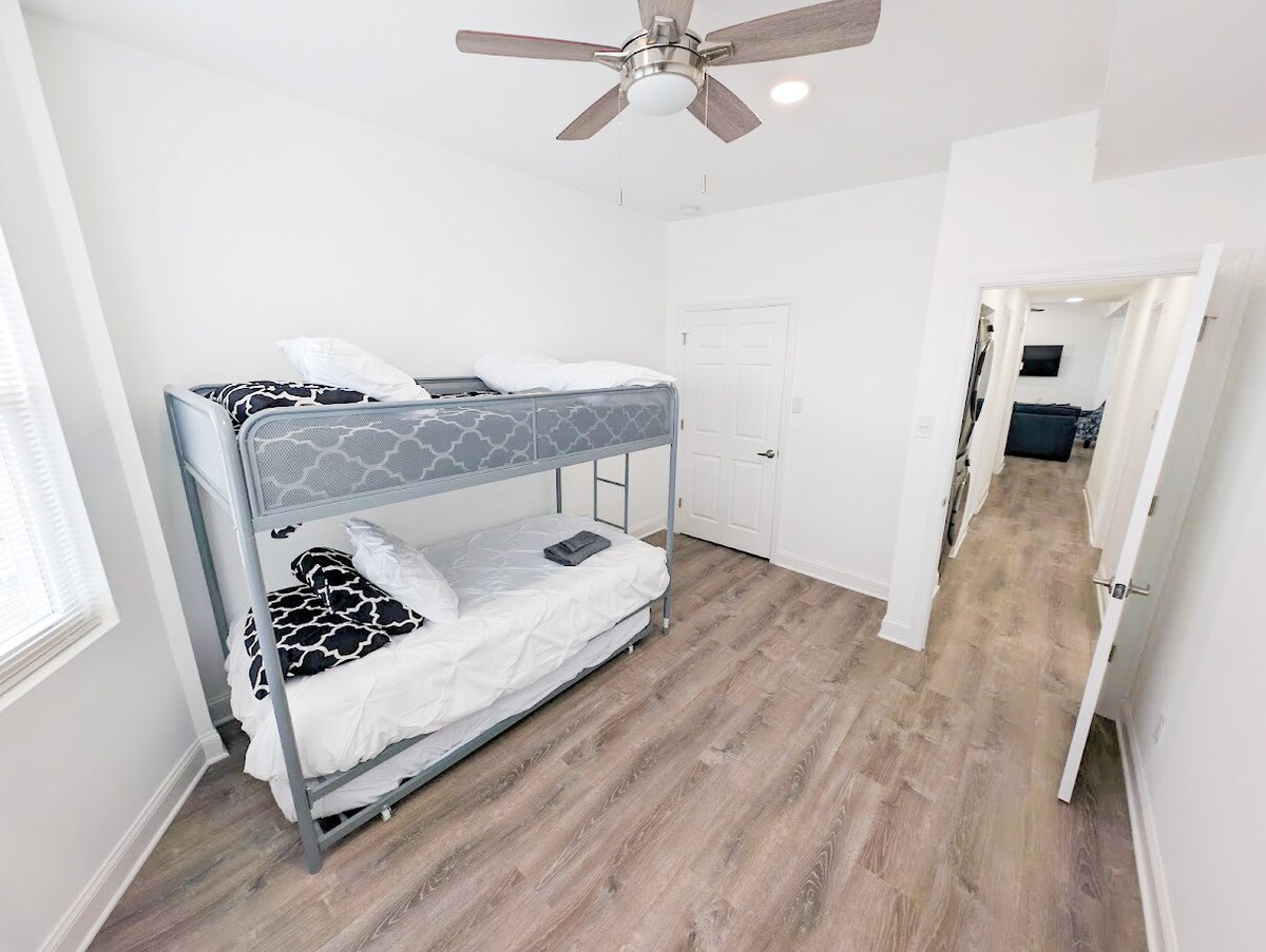 غرفة للجميع! تحتوي غرفة نومنا الثالثة على سرير مزدوج مع تراندل وسرير أريكة مريح (مدرج على أنه سرير أريكة)، وكل ذلك في مكان واسع ومضاء جيدًا. مثالي للأصدقاء أو العائلة! ️