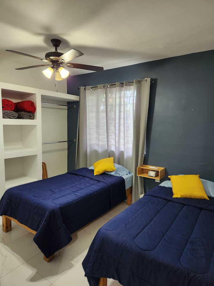 تحتوي غرفة النوم الزرقاء على سريرين مفردين، مع وسائد ووسائد خاصة بهما. الستائر اثنتان، واحدة معتمة والأخرى تسمح للضوء بالدخول.  تحتوي غرفة النوم على سبليت صغير.     