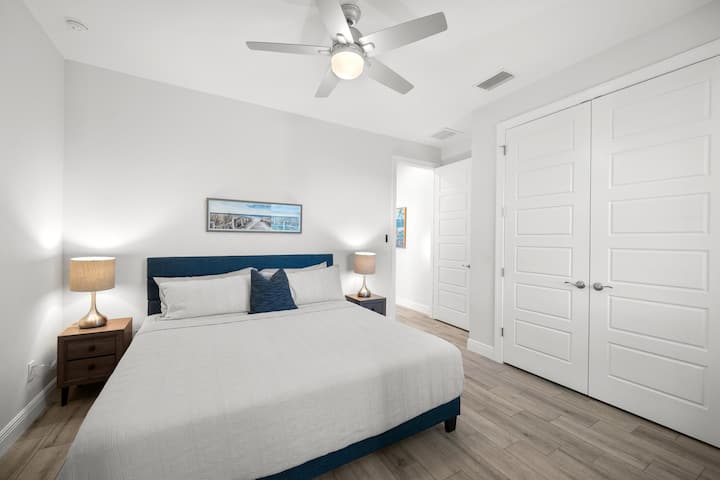 King Suite #2, complete badkamer met tegeldouche (ook gedeeld als zwembadbad/douche), kast met kleerhangers