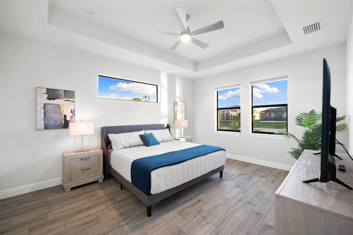 King Suite #1 met eigen spa-achtig vrijstaand bad en aparte glazen tegeldouche.  Eigen toilet. TV, inloopkast met kleerhangers en dressoir.   