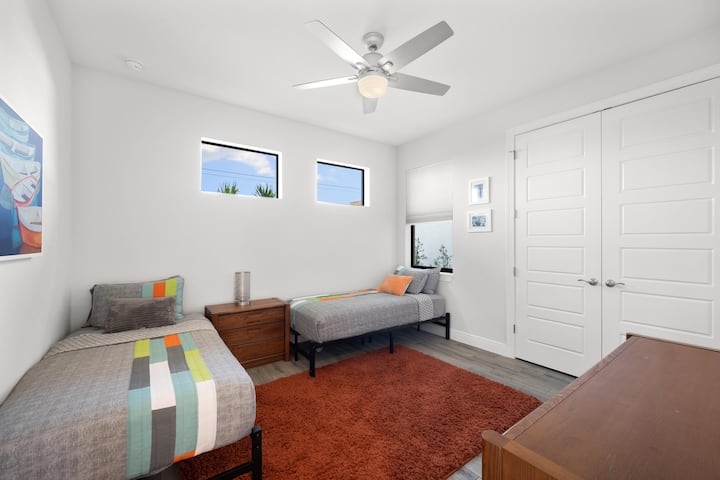 3 eenpersoonsbedden (derde geplaatst waar dressoir zich hier bevindt) en kast met hangers.  Luchtbed en kindpack-n-play in de kast en zijn altijd beschikbaar voor gebruik door gasten.  