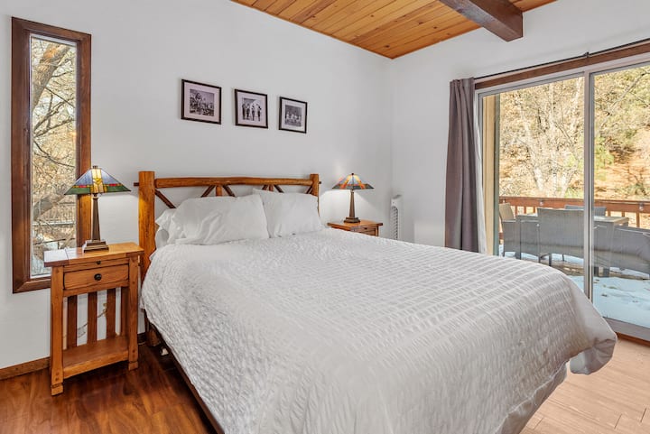 Svetlá a svetlá spálňa na prízemí s manželskou posteľou Queen a prístupom na terasu. 