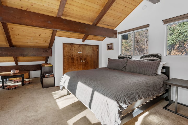 Podkrovná spálňa s manželskou posteľou King a herným priestorom.