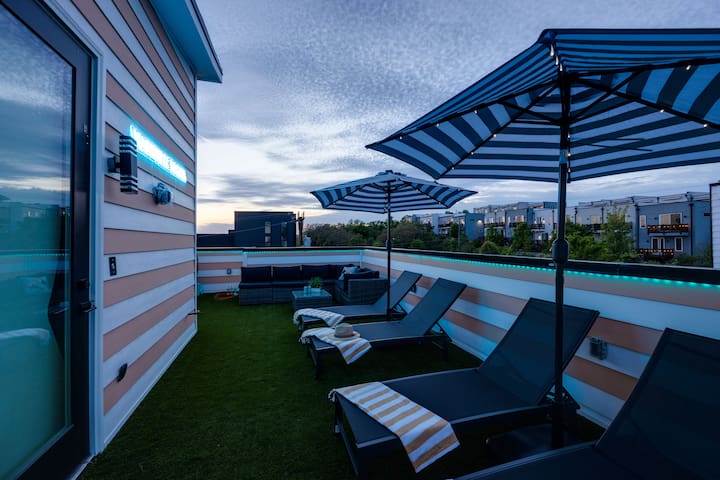 Heated Rooftop Pool, Games,Elevator,Sleeps11 gallery image 5