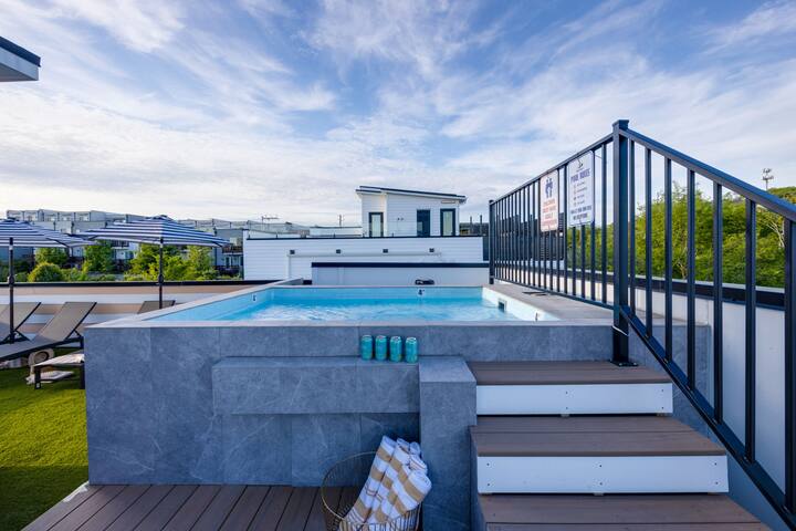 Heated Rooftop Pool, Games,Elevator,Sleeps11 gallery image 2