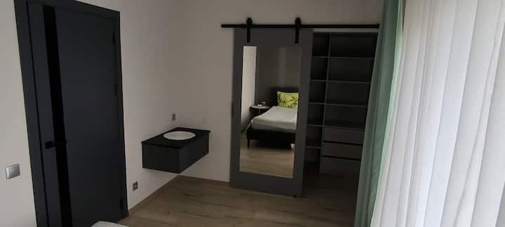 Dy dhoma gjumi , mantel,  dush dhe dhomë WC në katin e dytë, gjithsej 30 m2