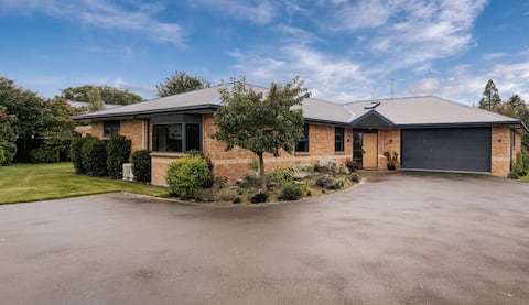 Top Airbnb: Mount Hutt Haven - Best Family Stay! Room For All in Ashburton District West