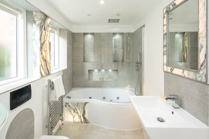 Stylish 3 bed garden flat on Netherhall Gardens gallery image 4