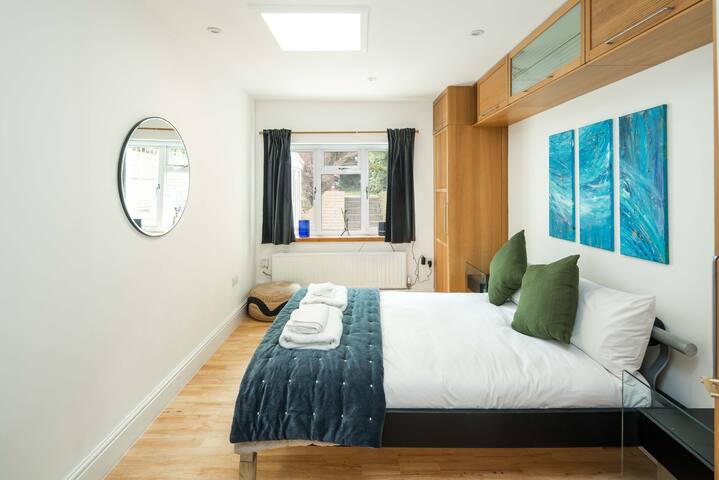 Stylish 3 bed garden flat on Netherhall Gardens gallery image 3