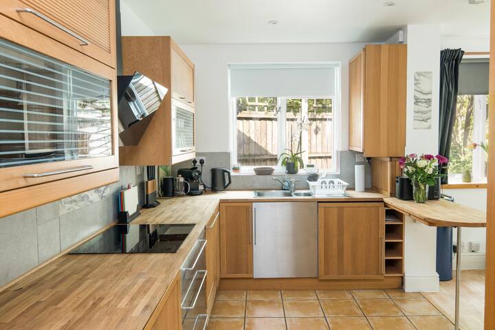 Stylish 3 bed garden flat on Netherhall Gardens gallery image 5