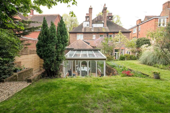 Stylish 2 bed flat on Netherhall Gardens gallery image 5