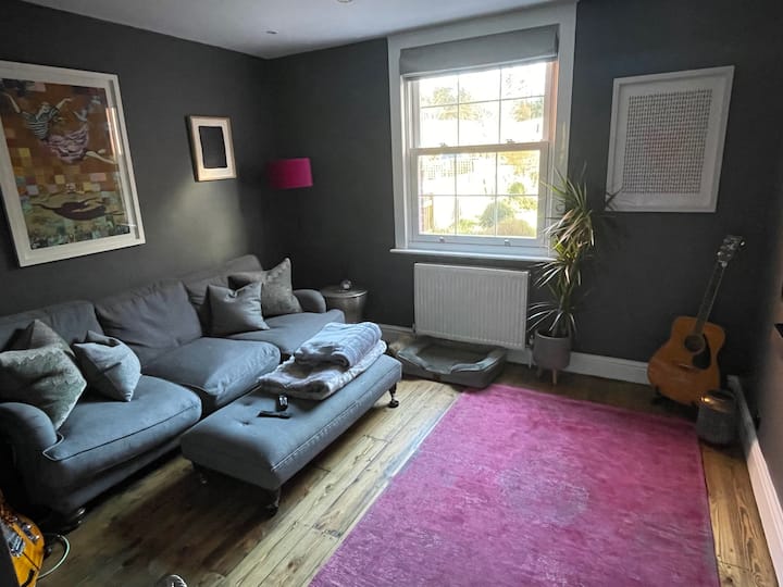 Picturesque Peaslake Cottage - Shere