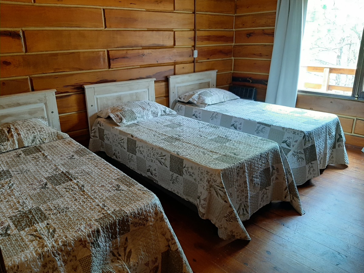 Chumba chenye vitanda vitatu vya mraba, nafasi ya ulinzi na nafasi ya kupiga risasi kwa usawa