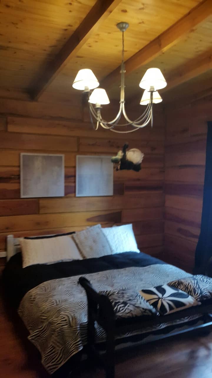 მთავარი საძინებელი 150–179 სმ ზომის საწოლით, სათავსო სივრცითა და საკუთარი სააბაზანოთი
Გაზის დაბალანსებული გამათბობელი