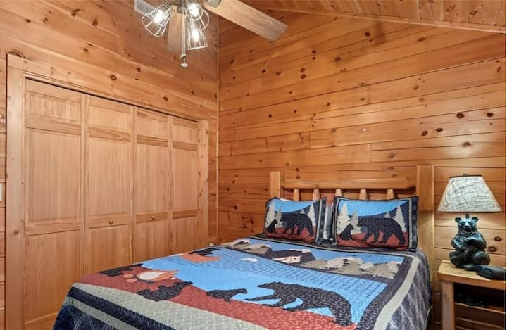 Queensize-Bett, Kleiderschrank, Deckenventilator und Fernseher.