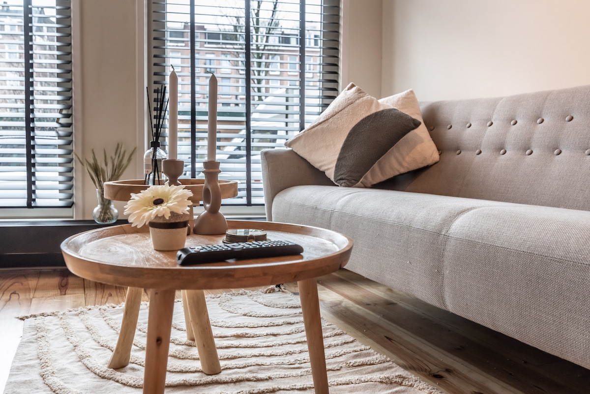 Top Airbnb: Canal View Luxury Apartment in Cornelis Troostbuurt
