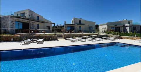 2steps Maleme beach & Restaurants/market/20 sleeps