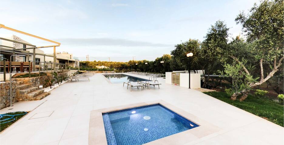 2steps Maleme beach & Restaurants/market/20 sleeps gallery image 5