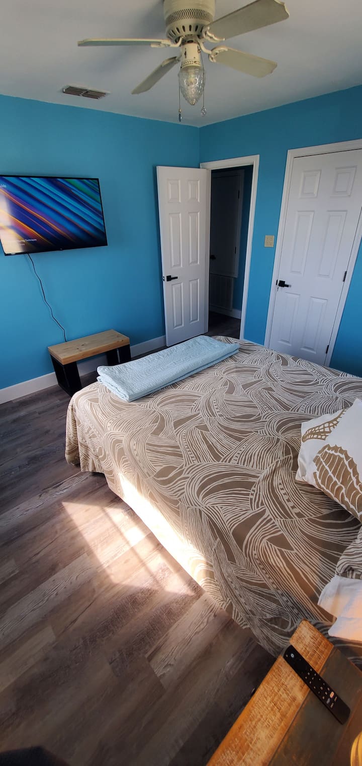 Dormitorio 2 con TV UHD UHD de 43 pulgadas