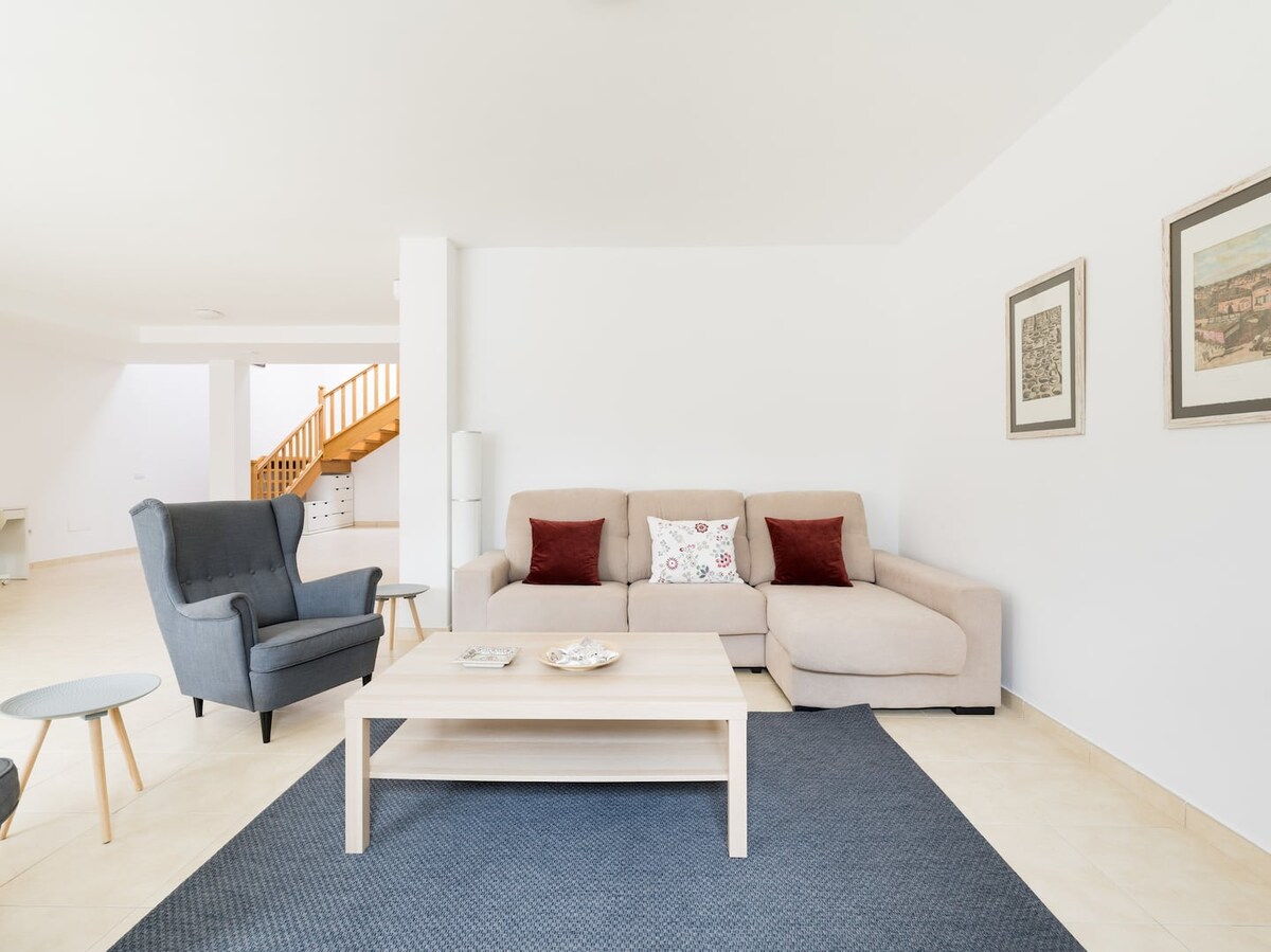 Successful Airbnb property: Villa with ocean views/pool/BBQ/billiards in Yaiza