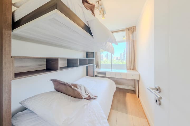 手すりとはしご付きの二段ベッド