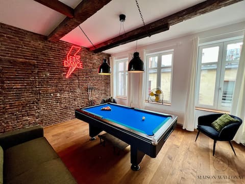 Large House in the heart of the Square – Festive District!